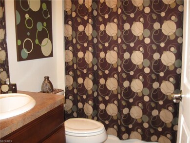 Full 2nd bath near den and 2nd bedroom.