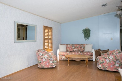 1392 Barefoot Cr - Living - View 4