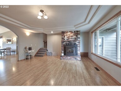 Living Room/Entrance
