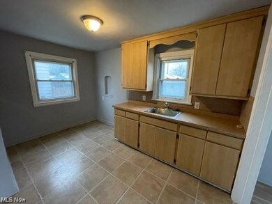 21105 Hansen Rd, Maple Heights, OH 44137 - photo 4