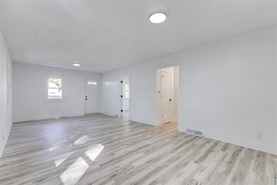 3933 E 30th St, Des Moines, IA 50317 - photo 4