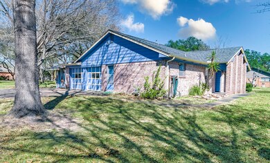 10 Fulton Dr W, Alvin, TX 77511 - photo 4