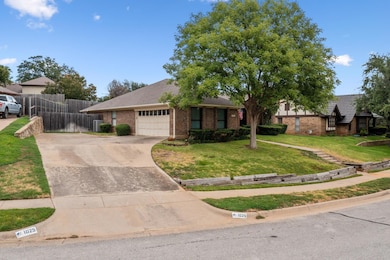 1025 Clear View Dr, Bedford, TX 76021 - photo 4