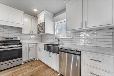 KITCHEN WITH STAINLESS STEEL. GAS STOVE