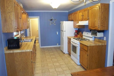 Nice eat in kitchen space!