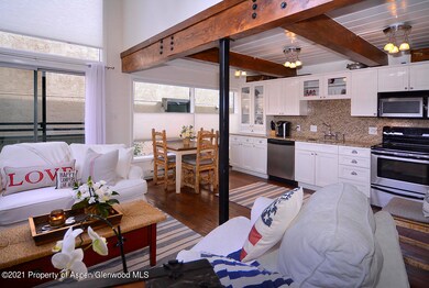 8 Riverside_06 living room