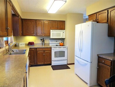 Spacious Eat-in Kitchen w/New Counter Tops, Sink a