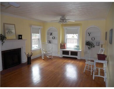 Living Room. This livingroom is so warm and inviti