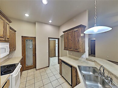 605 Madeline Ln, Moore, OK 73160 - photo 5