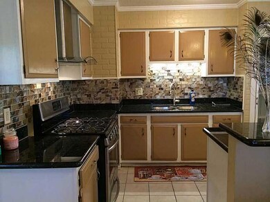 Kitchen. Gas range/oven with Glass and Stainless h