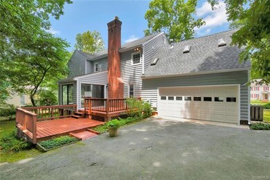 Paved driveway with lots of parking space, rear en