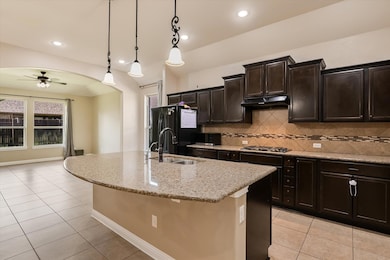 Kitchen with freestanding refrigerator, light til