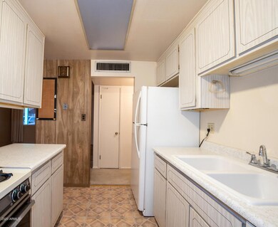 1625 W Eugie-8