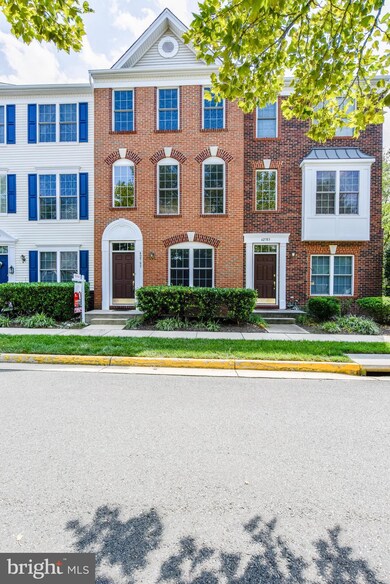 42785 Smallwood Terrace, Chantilly, VA 20152 - photo 2