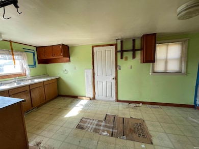 114 S West St, Linden, IN 47955 - photo 5