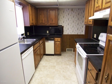 922 Ferley St, Lansing, MI 48911 - photo 4