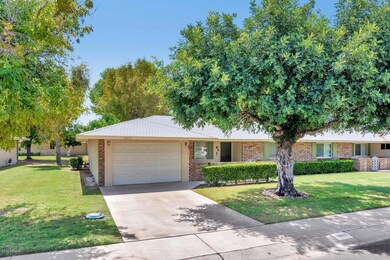 10417 W Kingswood Cir-large-002-024-Fron