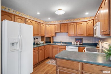 2404 W 46th St, Davenport, IA 52806 - photo 6