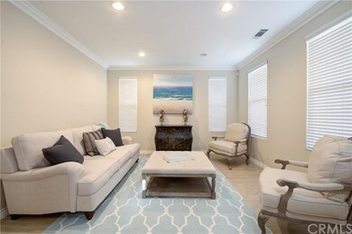 Living room with Crown Molding, Double baseboards 
