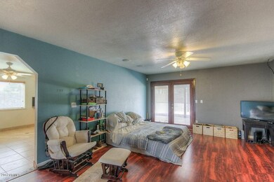 5Living Room (2)-S