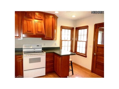 Fully applianced Kitchen with breakfast bar!