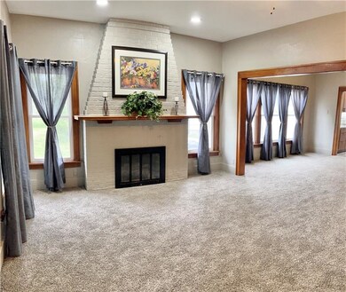 211 E 8th St S, Newton, IA 50208 - photo 4