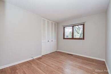 28W064 Hillview Dr, Naperville, IL 60564 - photo 2