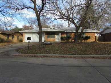 1602 Nichols St, Ennis, TX 75119 - photo 2