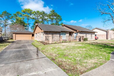 314 W Castle Harbour Dr, Friendswood, TX 77546 - photo 2