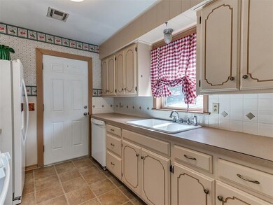 915 N Jefferson Place, Shawnee, OK 74801 - photo 6