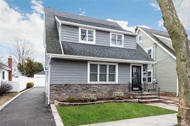 9 Capitol Ave unit Upper level, Williston Park, NY 11596 - photo 2