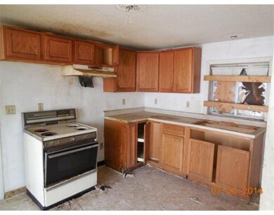 135 Pendleton Ave, Springfield, MA 01109 - photo 6