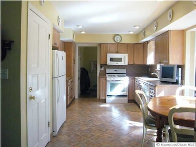 22 Windfall Ln, Marlboro, NJ 07746 - photo 2