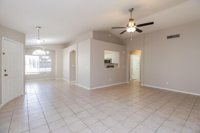 004-photo-living-room-7418118