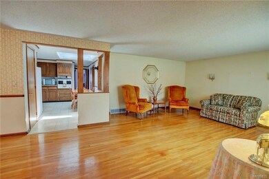 18 x 15 Living Rm w/HW flrs overlooks open half wa