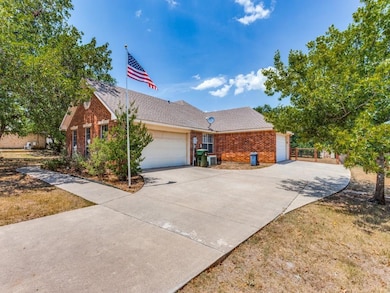 201 Lost Oak Dr, Azle, TX 76020 - photo 4