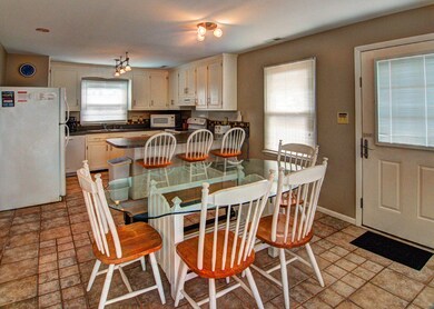 L2 Dining Area & Kitchen