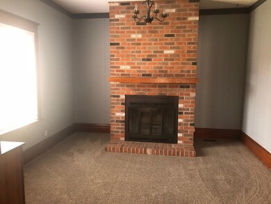 Den/Fireplace<|><|>
