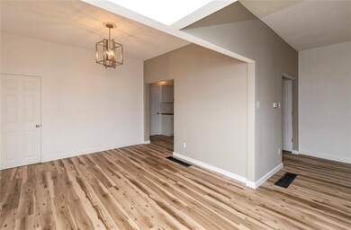 314 E 8th St S, Newton, IA 50208 - photo 6