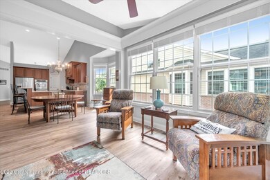 (5) 6155 GRAEBEAR TR. Sunroom