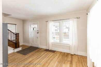 (5) 1804 BEAL ST. Living Room