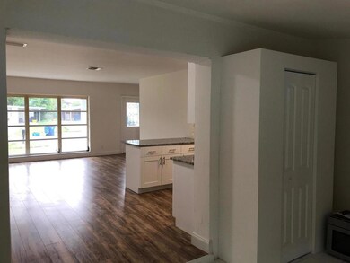 Open Floor Plan w/ Florida