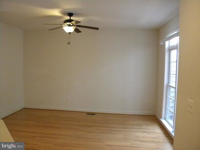 9982 Cyrandall Dr, Oakton, VA 22124 - photo 4