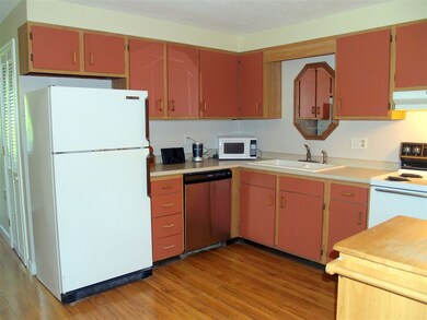 24 Robert Ct unit B, Manchester, NH 03103 - photo 4