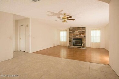 832 Tamarind - Living Room