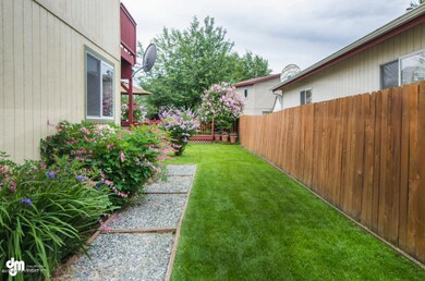 [photo 2019378] Side Yard