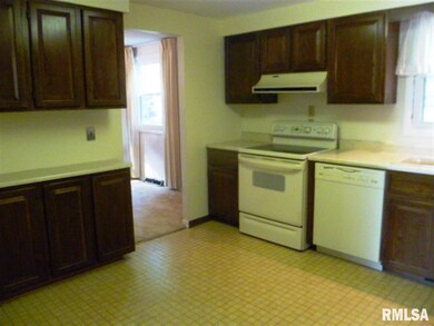 2220 Avalon Ct, Bettendorf, IA 52722 - photo 3