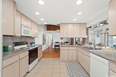 Large kitchen, lots of space grape for entertainin