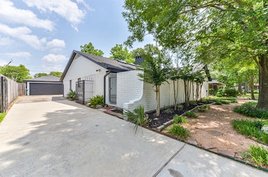 2318 Blue Water Ln, Houston, TX 77018 - photo 3