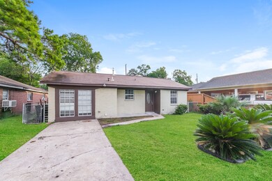 2434 Mayview Dr, Houston, TX 77091 - photo 2